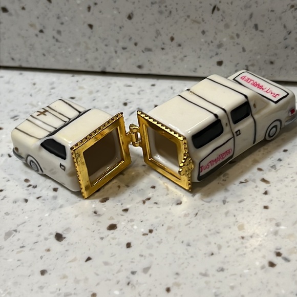 Just Married White Limousine wedding trinket box with mini bride and groom - Picture 5 of 12